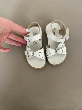 FootMates White Scalloped Buckle Toddler Sandals